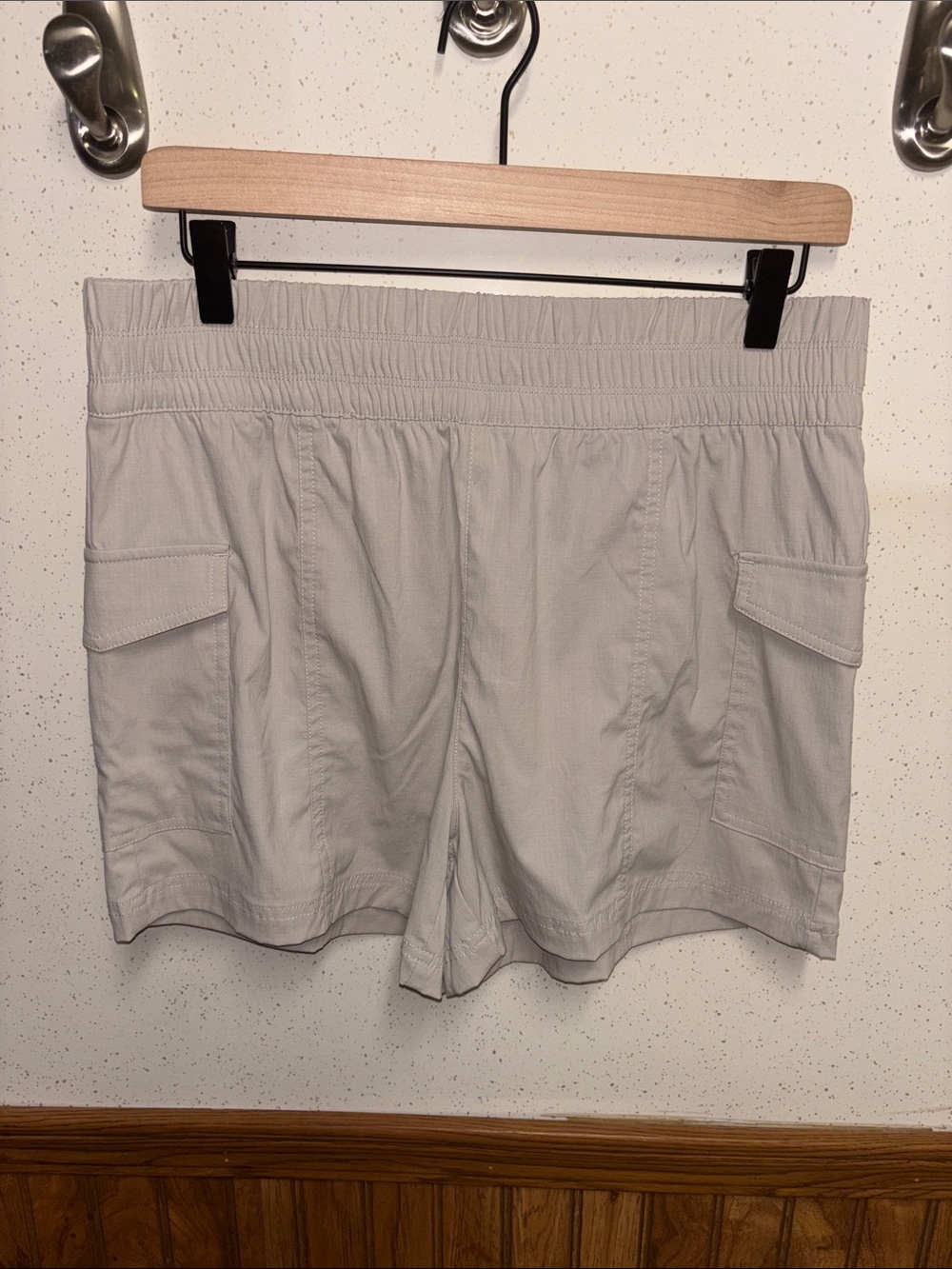 Yogalicious - NWT - women’s Elastic-Waist Cargo Shorts (size Large)